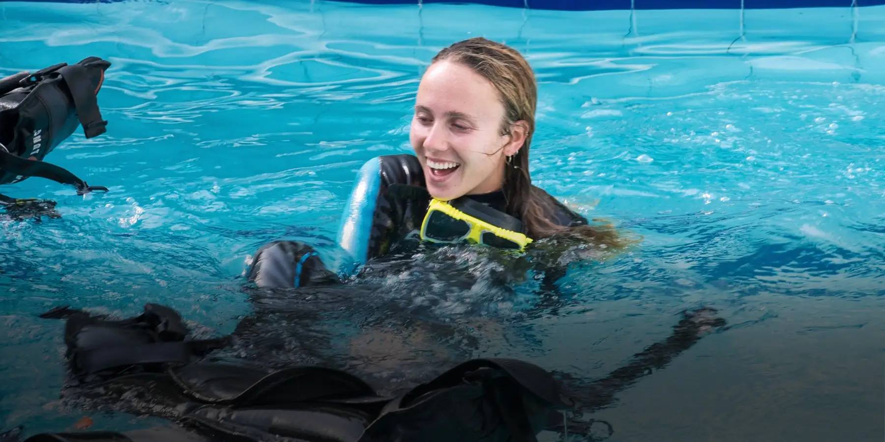 Una alumna en la piscina con el equipo de buceo